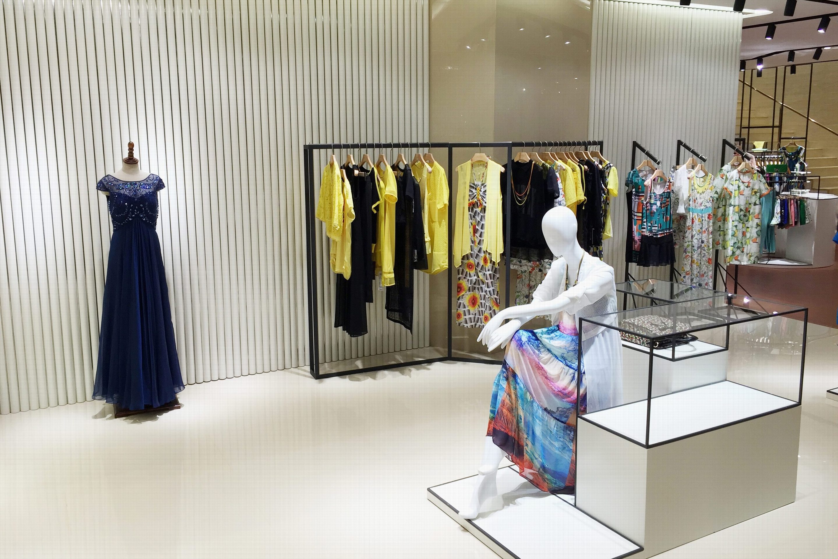 摩安珂品牌折扣女裝店經(jīng)營(yíng)技巧有哪些?_服裝